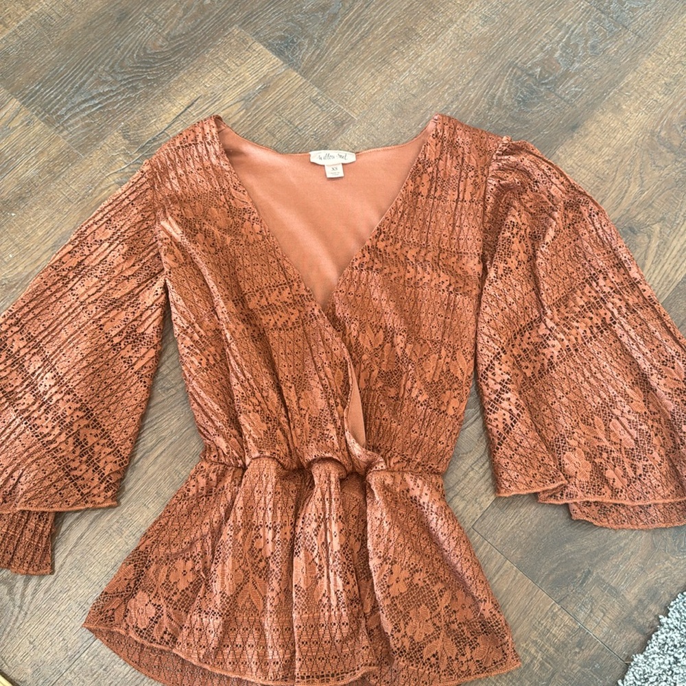 Willow root xs burnt orange flowy top